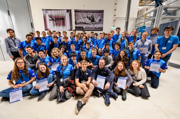Teilnehmende und Betreuende der Bundesrunde der PhysikOlympiade 2026 im DLR Göttingen bei der Preisverleihung.