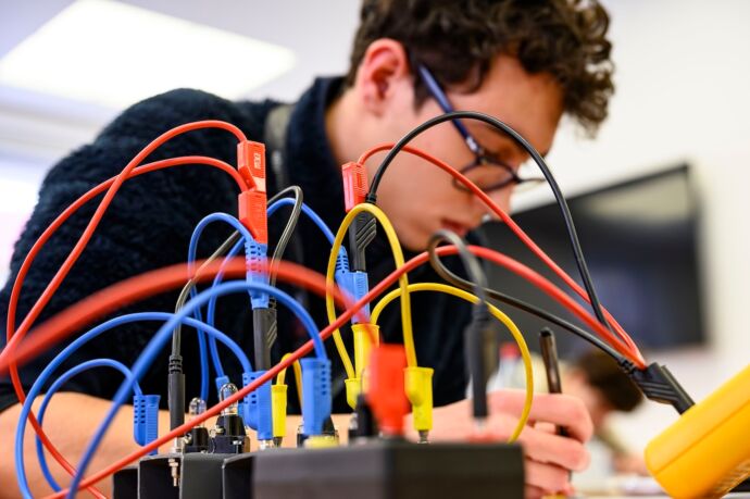 Ob da jedes Kabel am richtigen Platz steckt? Eindruck einer experimentellen Klausur der Bundesrunde der PhysikOlympiade im DLR Göttingen.